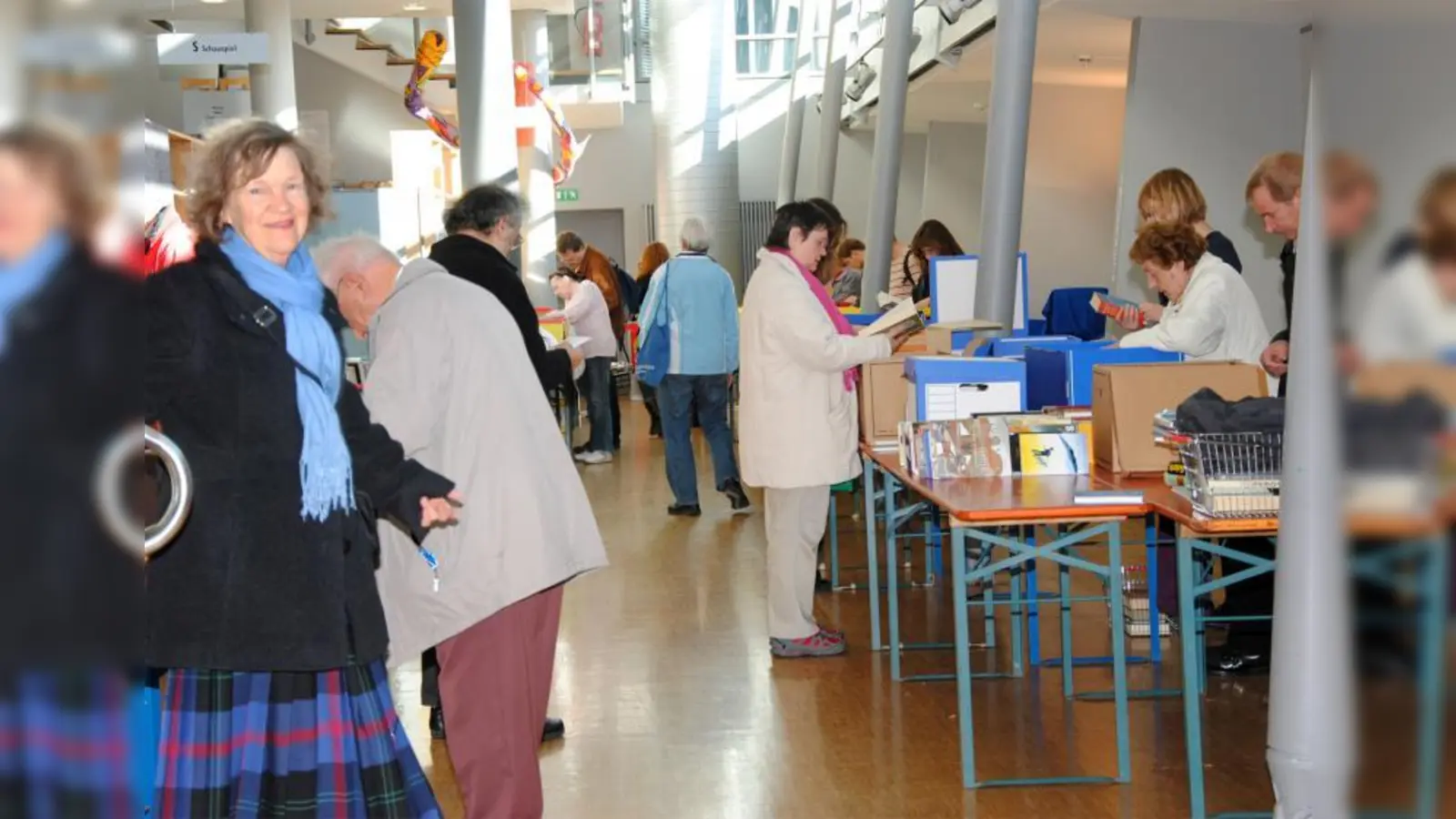 Beim Bibliotheksflohmarkt wurde gelesen, geblättert und gestöbert – und dann so manches Kilo Buch nach Hause mitgenommen. (Foto: Eva Schraft)