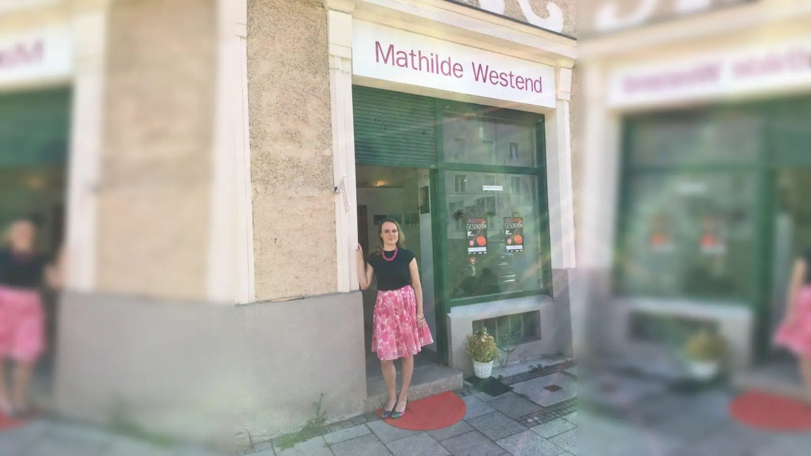 Theresa Hanich gründete mit dem „Mathilde Westend“ das kleinste und zugleich einzige Theater im Westend. Mit einem neuen Stück wagt das Theater Neues und feiert Premiere im benachbarten „Wirtshaus Eder“. (Foto: Theater Mathilde Westend / Julia Loibl)