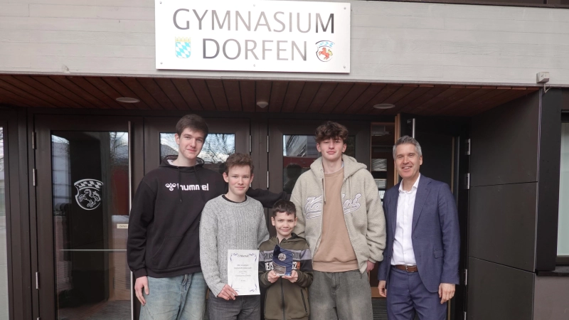 Von links: Denis Geist, Bruno Di Renzo John, Yaroslav Savchenko, Tim Geist und der ehemalige Schulleiter Markus Höß. (Foto: Gymnasium Dorfen)