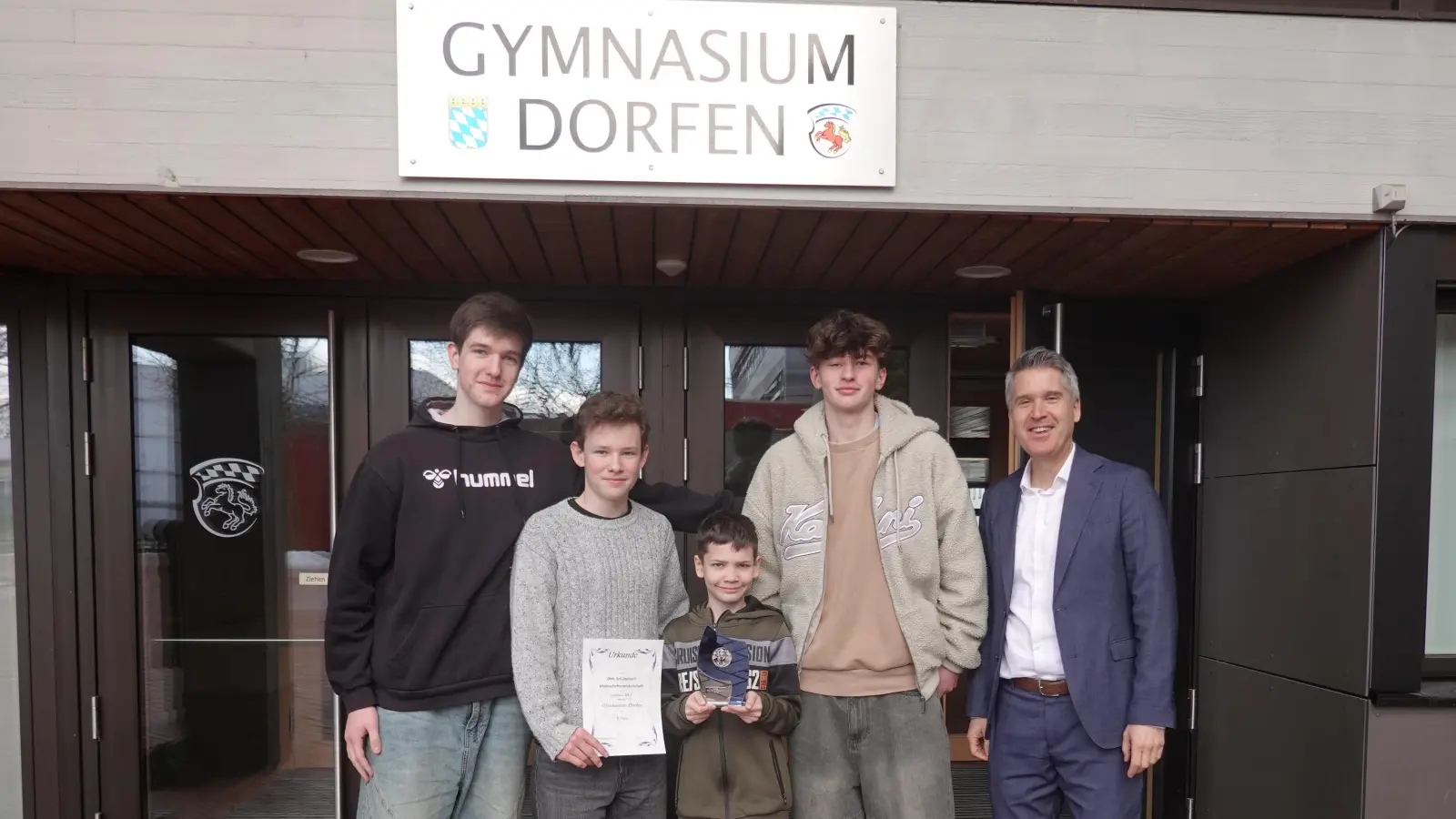 Von links: Denis Geist, Bruno Di Renzo John, Yaroslav Savchenko, Tim Geist und der ehemalige Schulleiter Markus Höß. (Foto: Gymnasium Dorfen)