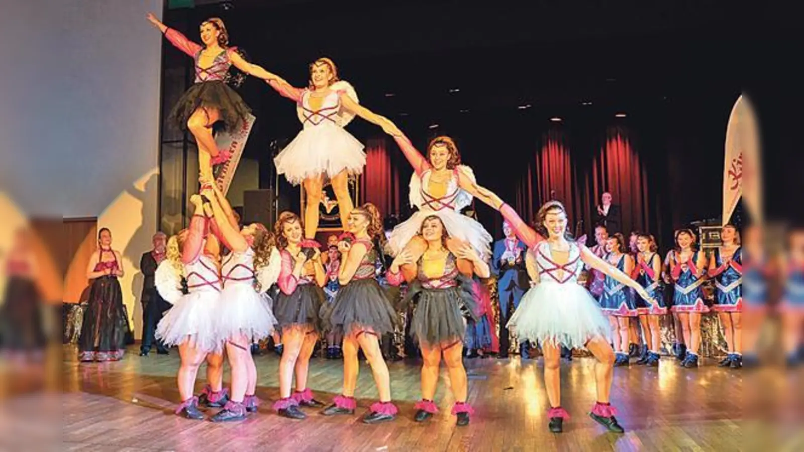 »Showfunken« aus Taufkirchen/Vils zeigte atemberaubende Akrobatik in glitzernden Kostümen.	 (Foto: oh)