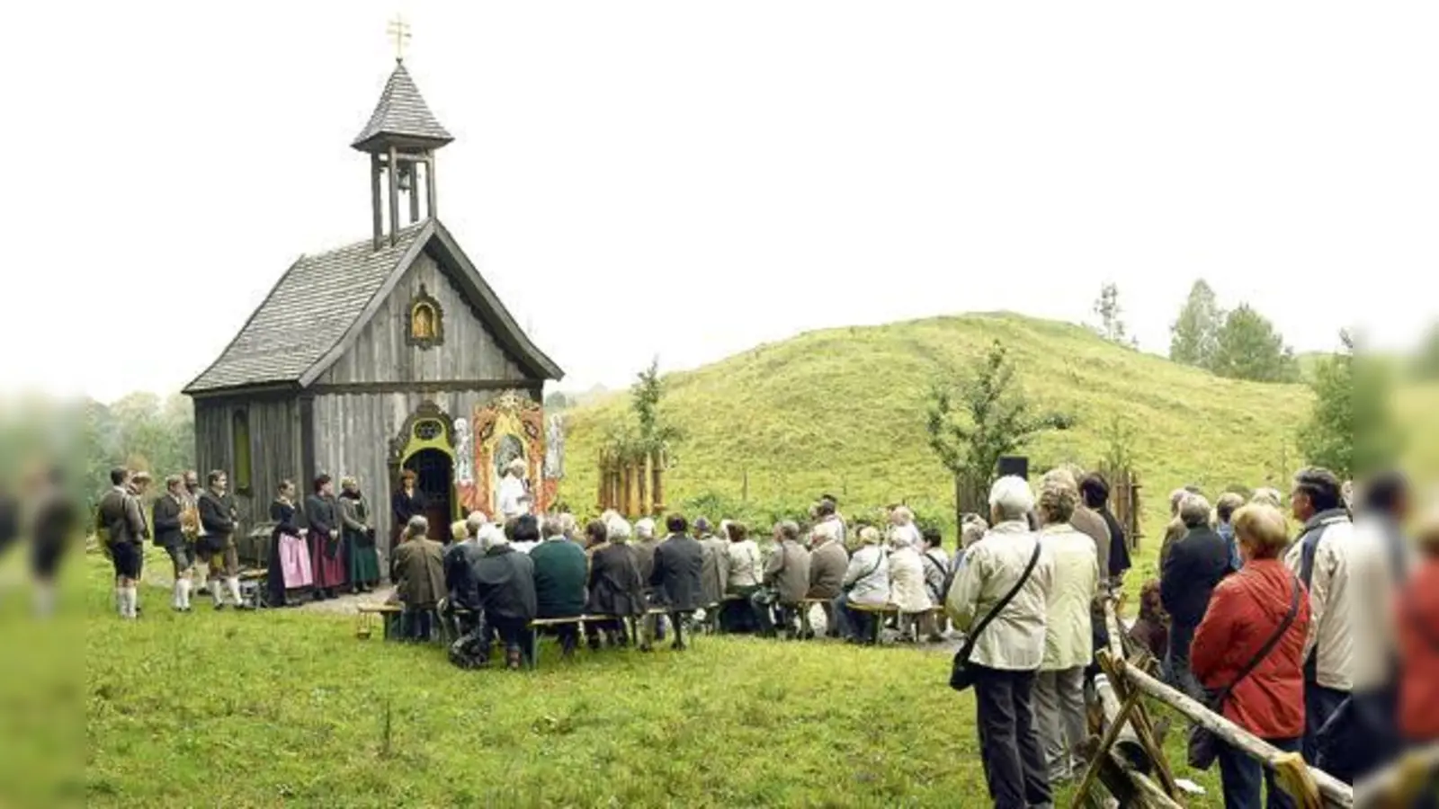 Nach drei Jahren Bauzeit wird die Heilig-Kreuz-Kapelle im Markus Wasmeier Freilichtmuseum am Sonntag, 26. April 2015, geweiht.   (Foto: Dieter Schnöpf)