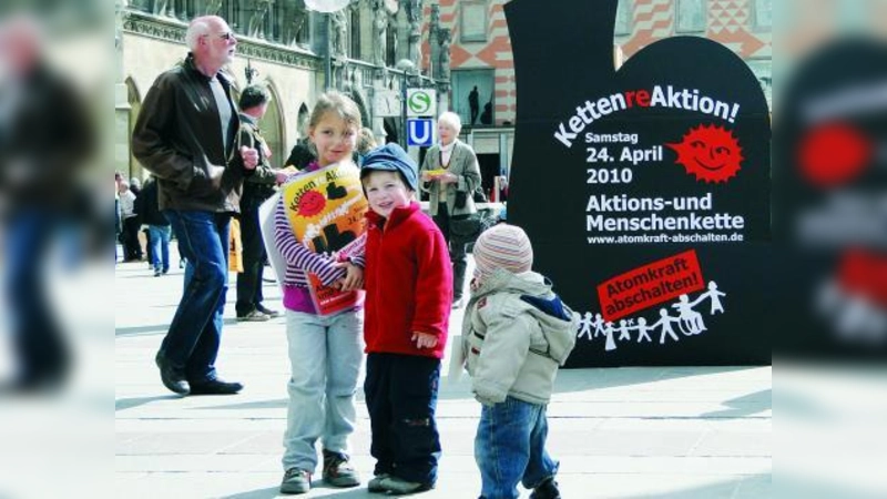 Von Jung bis Alt: Die Teilnehmer haben zudem auf die 120 Kilometer lange Menschenkette am 24. April hingewiesen. (Foto: projekt21plus.de)