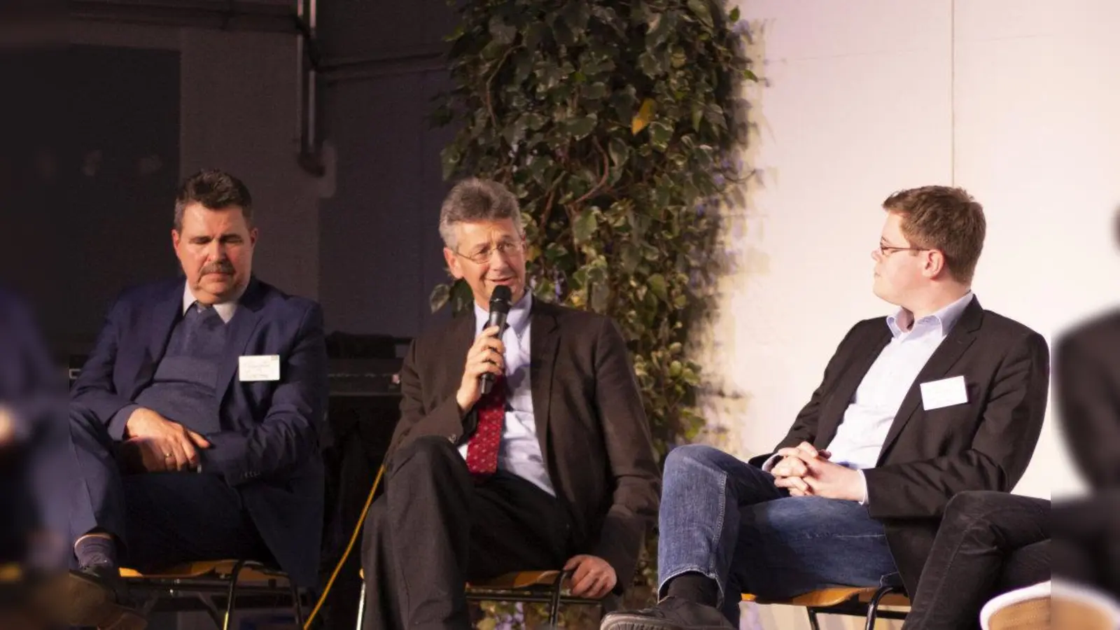 Kultusminister Michael Piazolo (Mitte) im Gespräch mit Lehrer Gerhard Strunz (links) und Felix Palm, ehemaliger Schüler einer Hochbegabtenklasse am MTG. (Foto: MTG)
