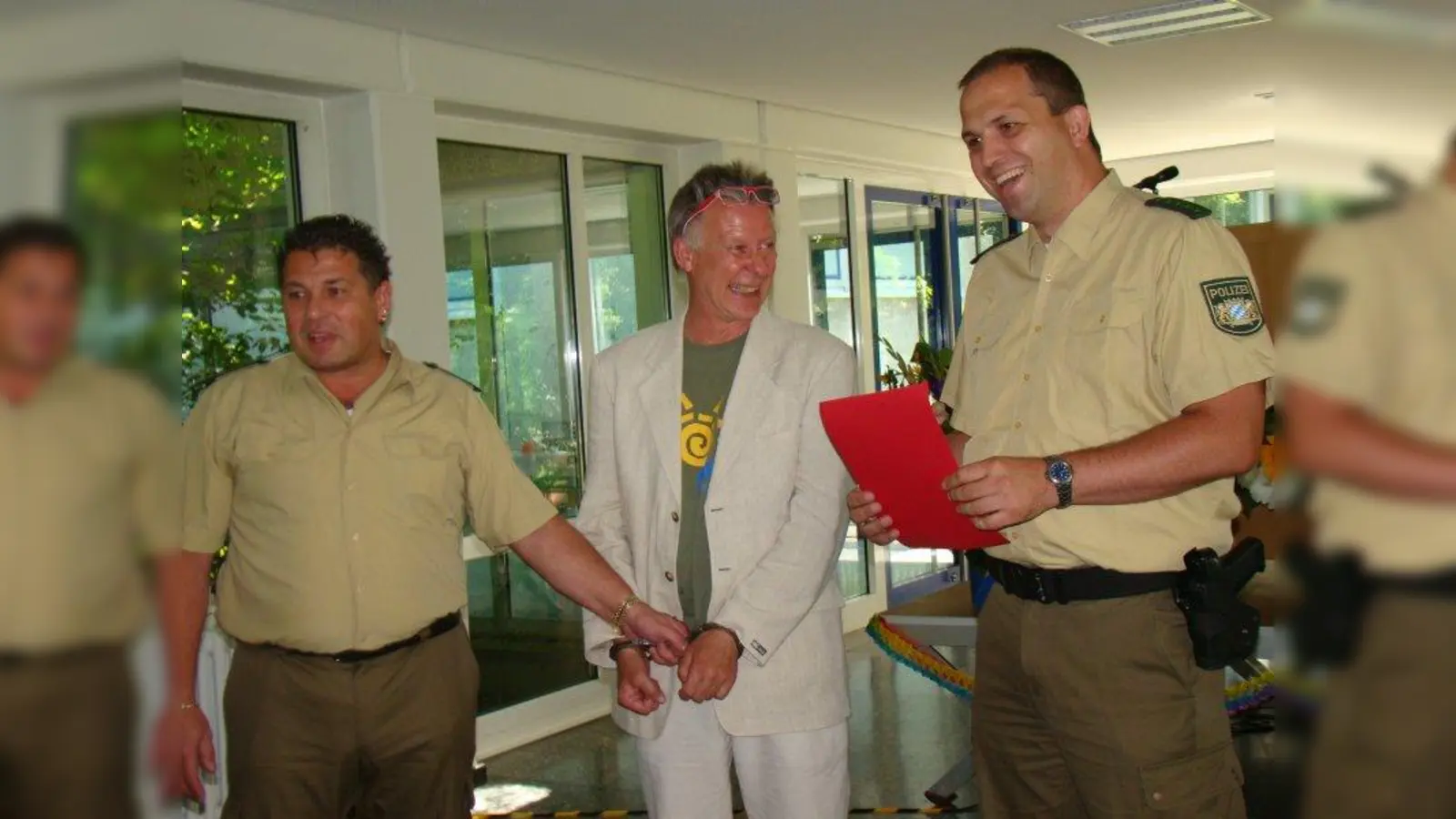 Zum Glück nur Spaß: Der scheidende Schulleiter Jürgen Walther in Handschellen. (Foto: pst)