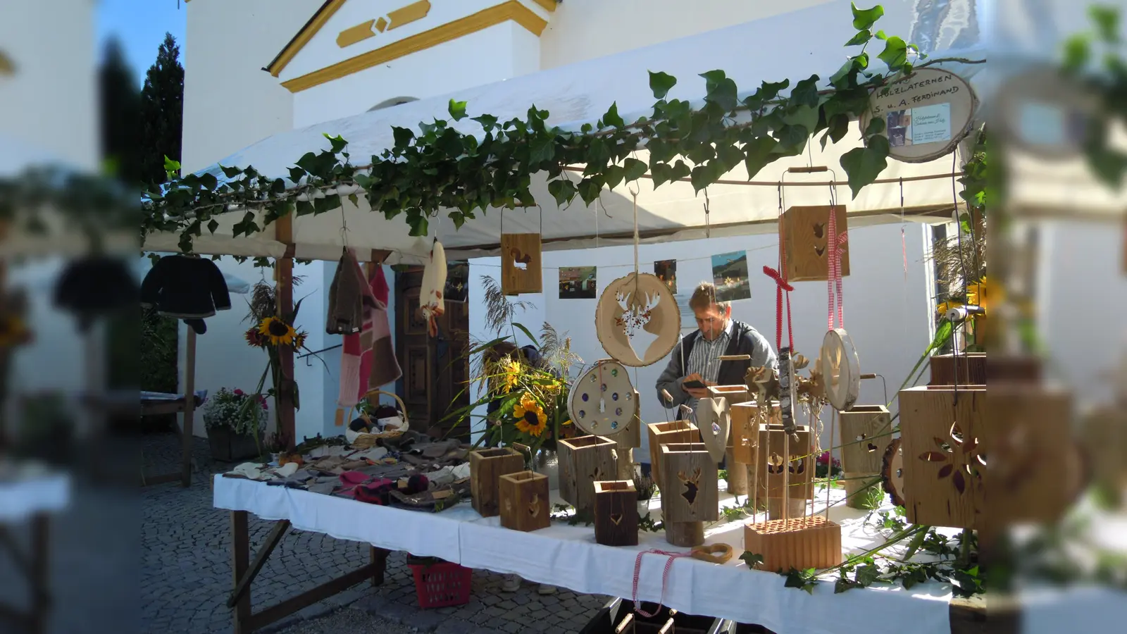 Dekoratives, Kulinarisches und vieles mehr gibt es beim Bauernmarkt zu kaufen. (Foto: Heimatverein Frauenneuharting)