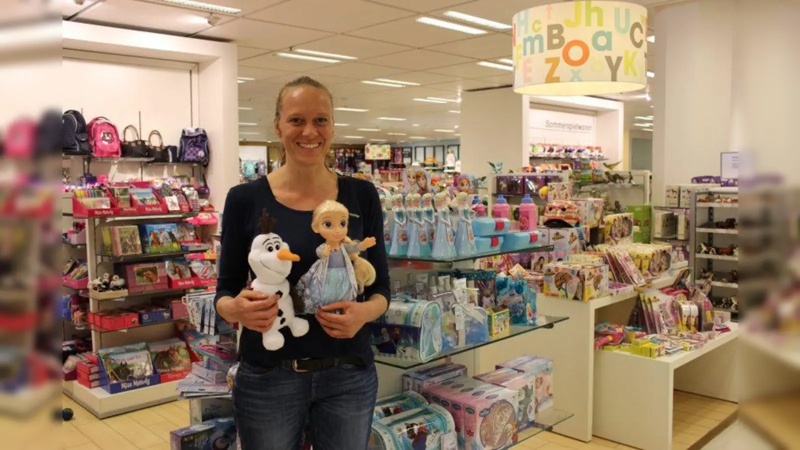 Mitarbeiterin Kati Gäbler freut sich auf den Besuch der Eiskönigin Elsa in der Spielwarenabteilung im 2. Obergeschoss der Galeria Kaufhof am Rotkreuzplatz am Samstag, 22. April von 11 bis 17 Uhr. (Foto: sb)