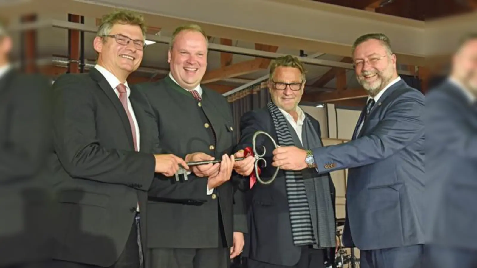 Schlüsselübergabe mit (v.r.n.l.): Bürgermeister Alexander Greulich, Architekt Manfred Felix, Landrat Christoph Göbel und Schulleiter Markus Martini.  (Foto: Baumgart/Gemeinde Ismaning)