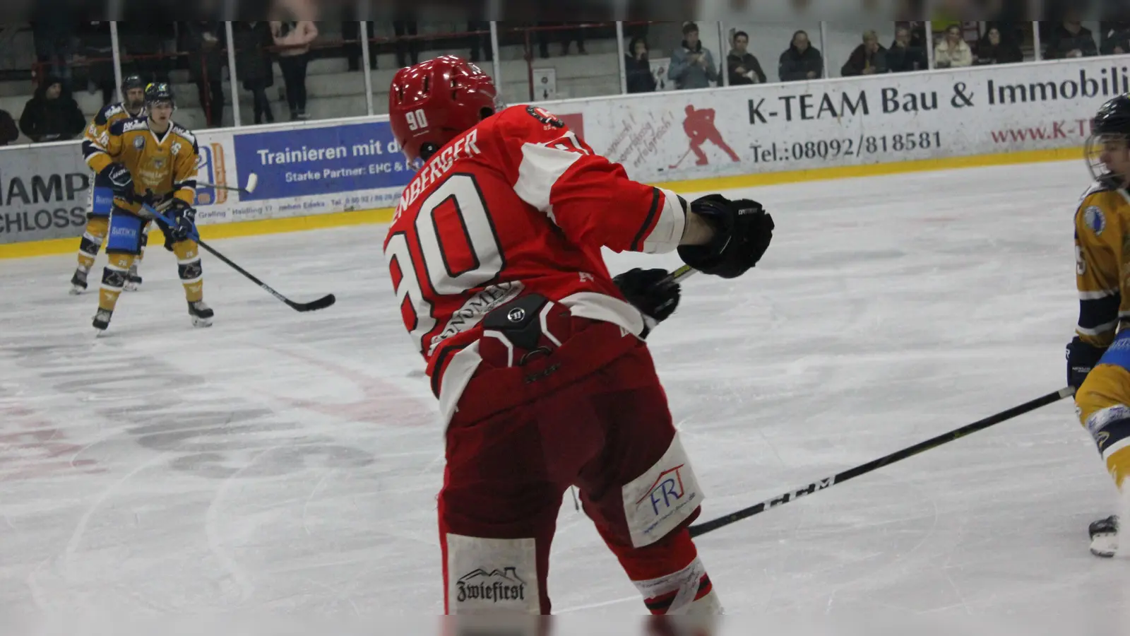 Spielszene zwischen dem EHC Klostersee und den Geretsried River Rats, auf die man kurz vor dem Jahreswechsel zum Rückspiel treffen wird. (Foto: smg )