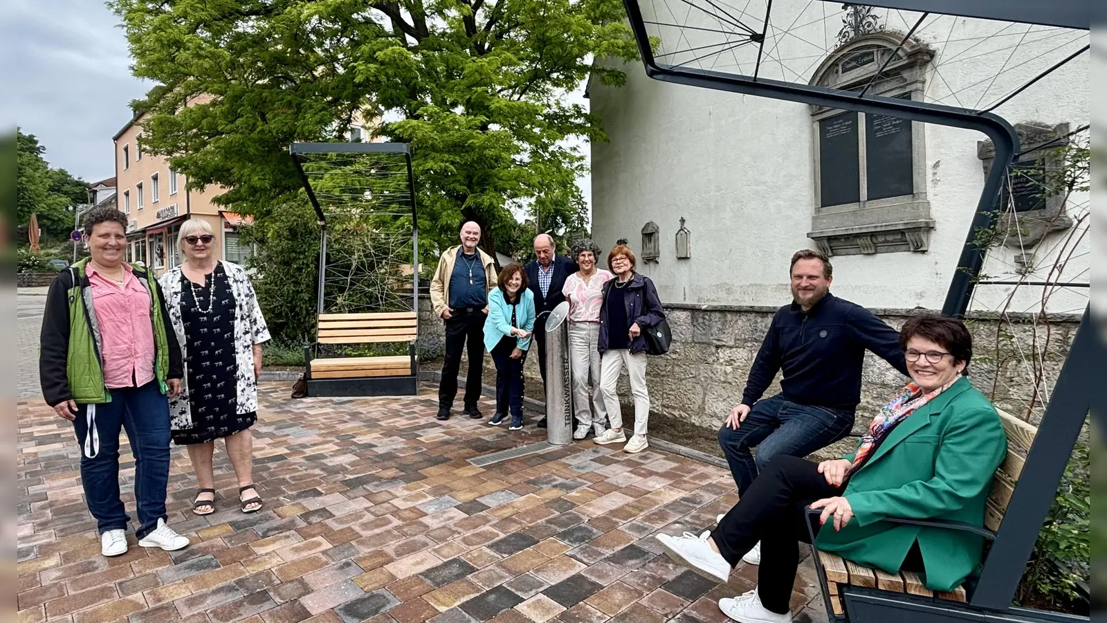 Am neuen Trinkbrunnen vor der Frauenkirche: Beatrice Bruns und Christiane Ait vom Rathaus, Sebastian Fuchsberger, Gertrud Gschwendtner, Sevin Ulukut, Barbara Weisser und Ulrike Jung vom Seniorenbeirat sowie Andreas Wowra und Bürgermeisterin Brigitte Kössinger (v.l.) (Foto: Ulrike Seiffert)
