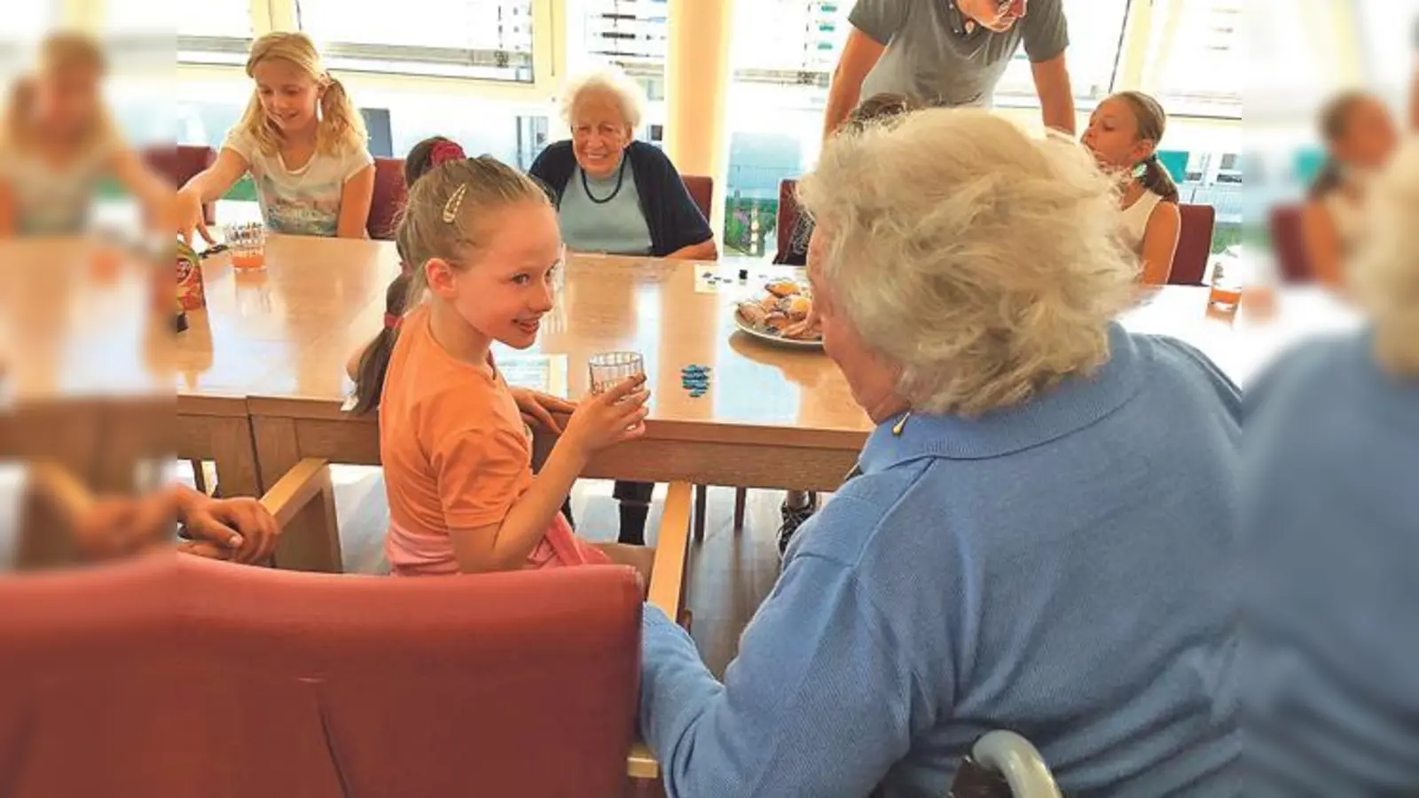 Ein Teil der Brunntaler Schüler besuchten Senioren im Seniorenheim und verbachten schöne Stunden.	 (Foto: N. Hammer)
