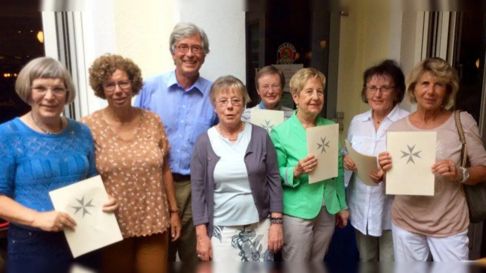 Michael Fontaine freut sich mit den ausgezeichneten Grünen Damen: (v.l.) Petra Wulf, Christel Schmidt, Ursula Gratwohl-Akbay, Maria Giorgioni, Dorit Voges, Helga Reher und Helga Kornmayer. (Foto: pi)