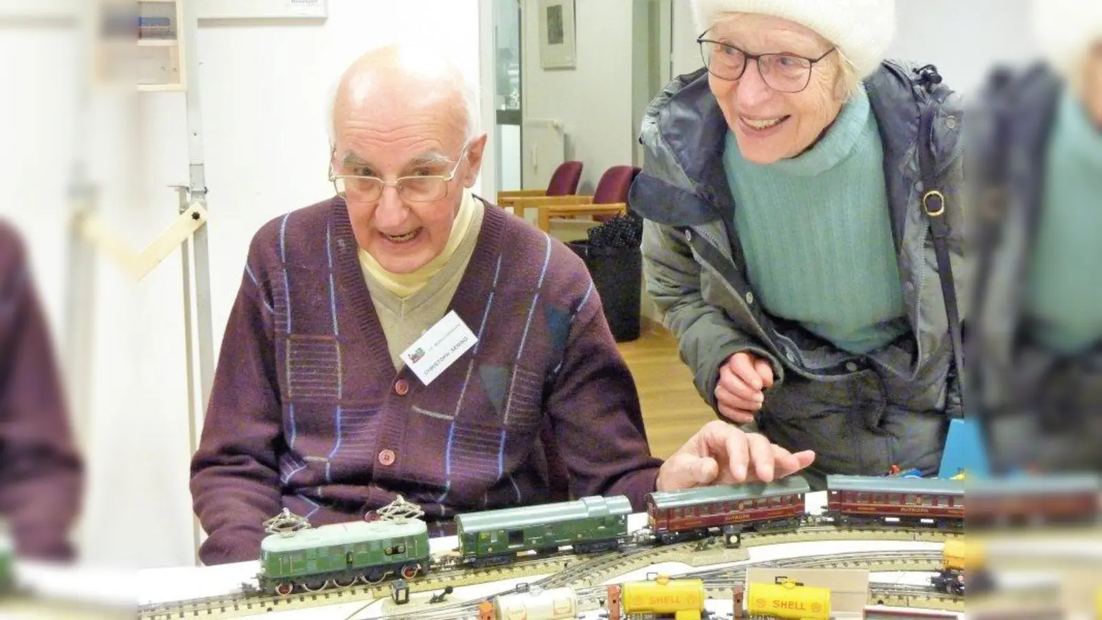Die historische Märklin-Lok hat nicht nur Erinnerungswert, sondern fährt auch noch einwandfrei. Mit Besitzer Christoph Sening freut sich auch Luise Hatzelmann. (Foto: Hauck)