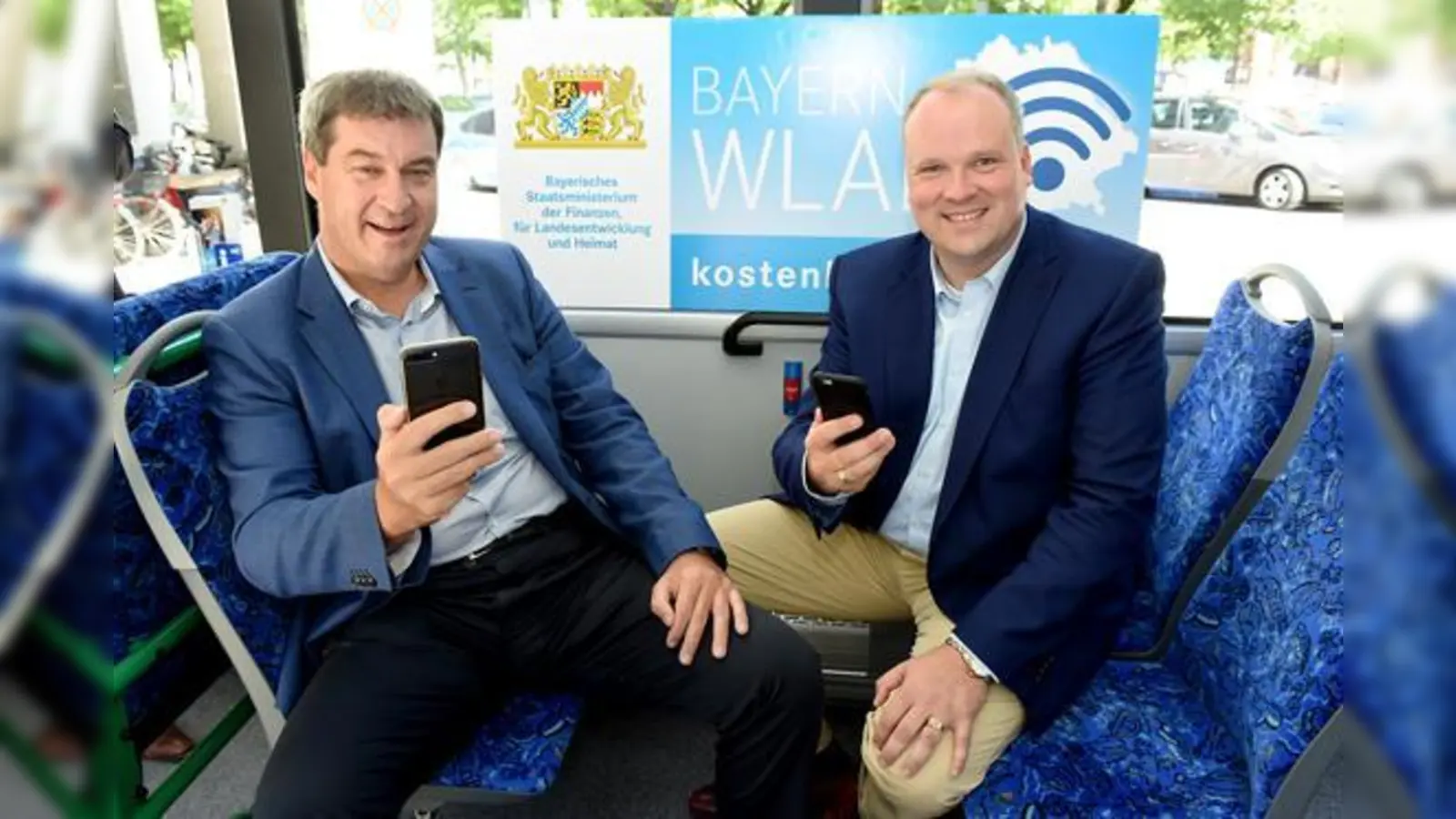 Zückten gleich die Smartphones, um das BayernWLAN zu testen: Finanz- und Heimatminister Markus Söder (links) und Münchens Landrat Christoph Göbel. 	          (Foto: Landratsamt)