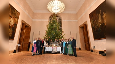 Landtagspräsidentin Ilse Aigner empfängt das Team des Ebersberger Krippenwegs im Maximilianeum.  (Foto: Rolf Poss - Bildarchiv Bayerischer Landtag)