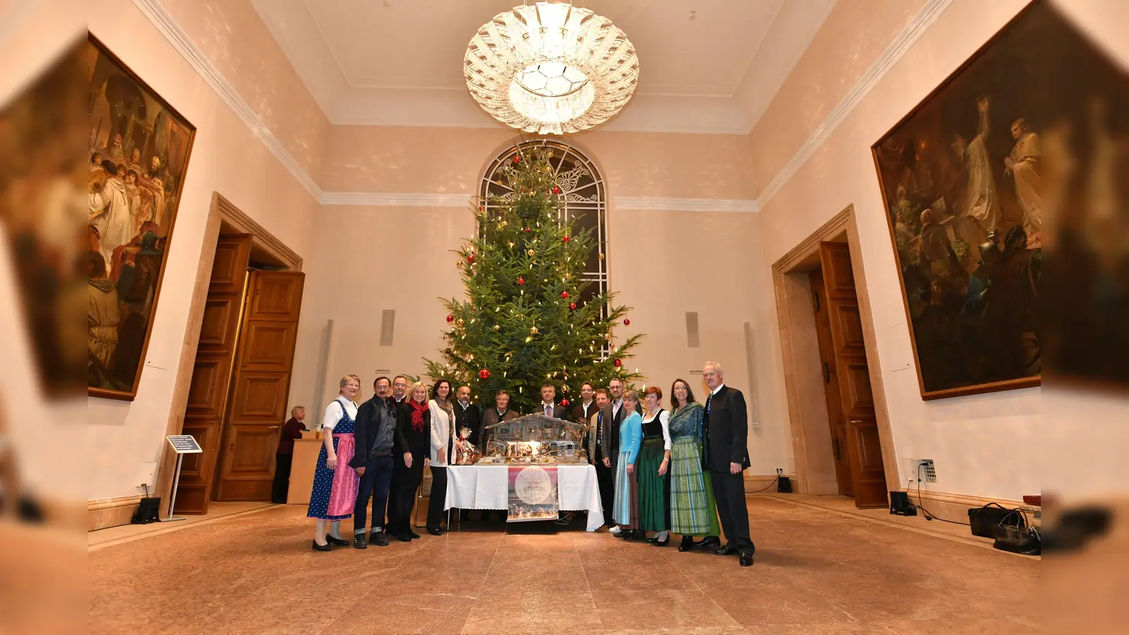 Landtagspräsidentin Ilse Aigner empfängt das Team des Ebersberger Krippenwegs im Maximilianeum.  (Foto: Rolf Poss - Bildarchiv Bayerischer Landtag)