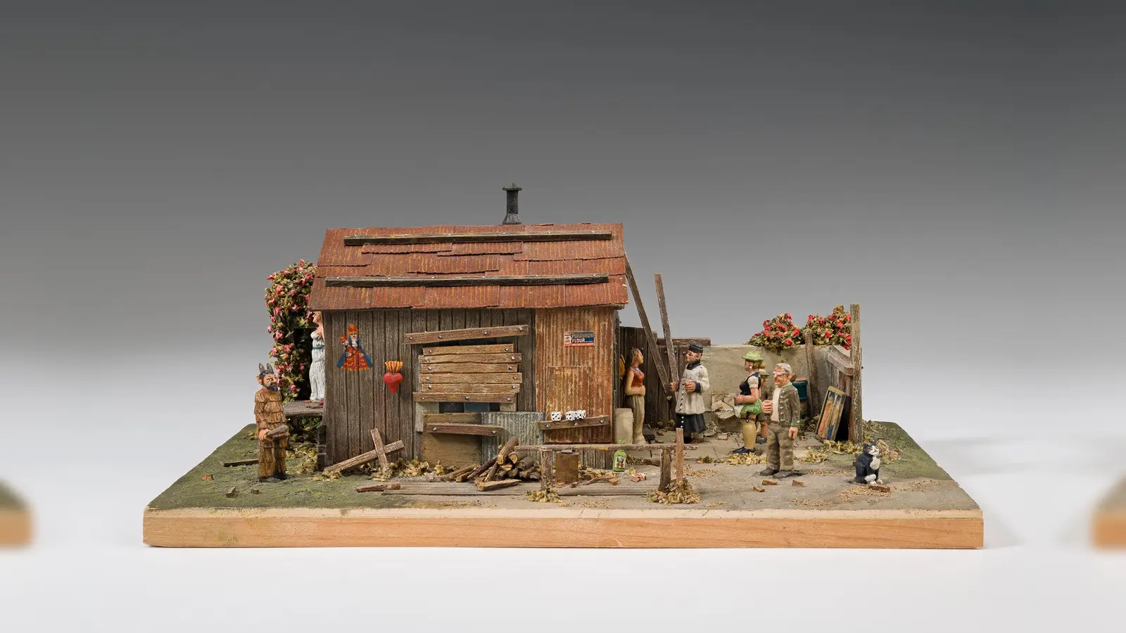 Assunzione, Peter Sauerers 2022 entstandenes Werk, stellt das Hochfest Mariä Himmelfahrt dar. Drei weitere postapokalyptische Arrangements warten auf den Besucher im Bayerischen Nationalmuseum.  (Foto: © Bay. Nat.mus., Bastian Krack)