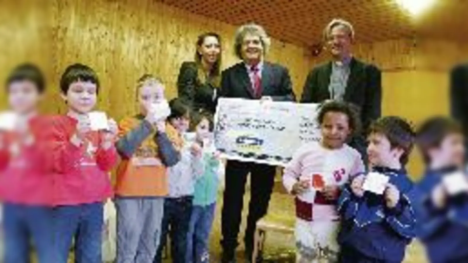 Helmut Markwort (Mitte) konnte sich kaum trennen von den Kindern aus den Kikus-Sprachkurs, einem von vielen Projekten der Versöhnungskirche. (Foto: em)