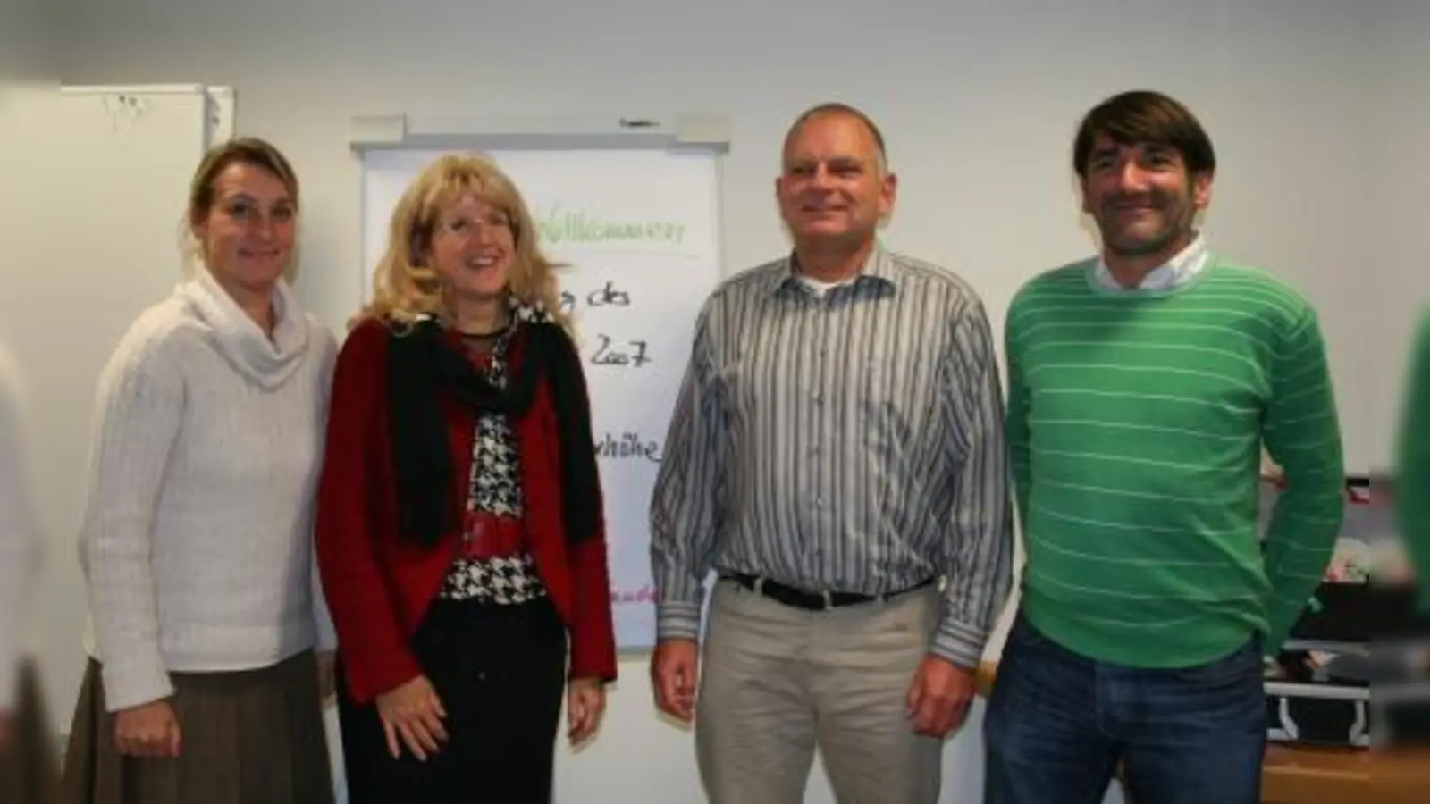 Bei der Vorstellung des „Armutsberichtes”: (v.l.) Grit Schneider, REGSAM-Moderatorin, Ilse Völk, Leiterin Soziales Sozialbürgerhaus, Dieter Bolzani, REGSAM-Moderator und Sozialwissenschaftler Werner Fröhlich. (Foto: tg)