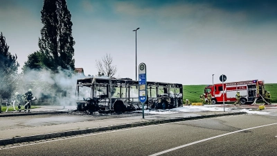 Vom Linienbus blieb nur noch ein „Gerippe” übrig. (Foto: KBI Dachau)