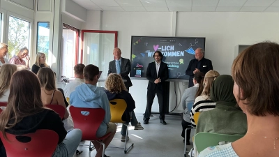 Schulleiter Jürgen Vath , Ministerialbeauftragter Dr. Marko Hunger und Landrat Christoph Göbel begrüßten die Schüler in der brandneuen Interimsschule.  (Foto: FOS Oberhaching)