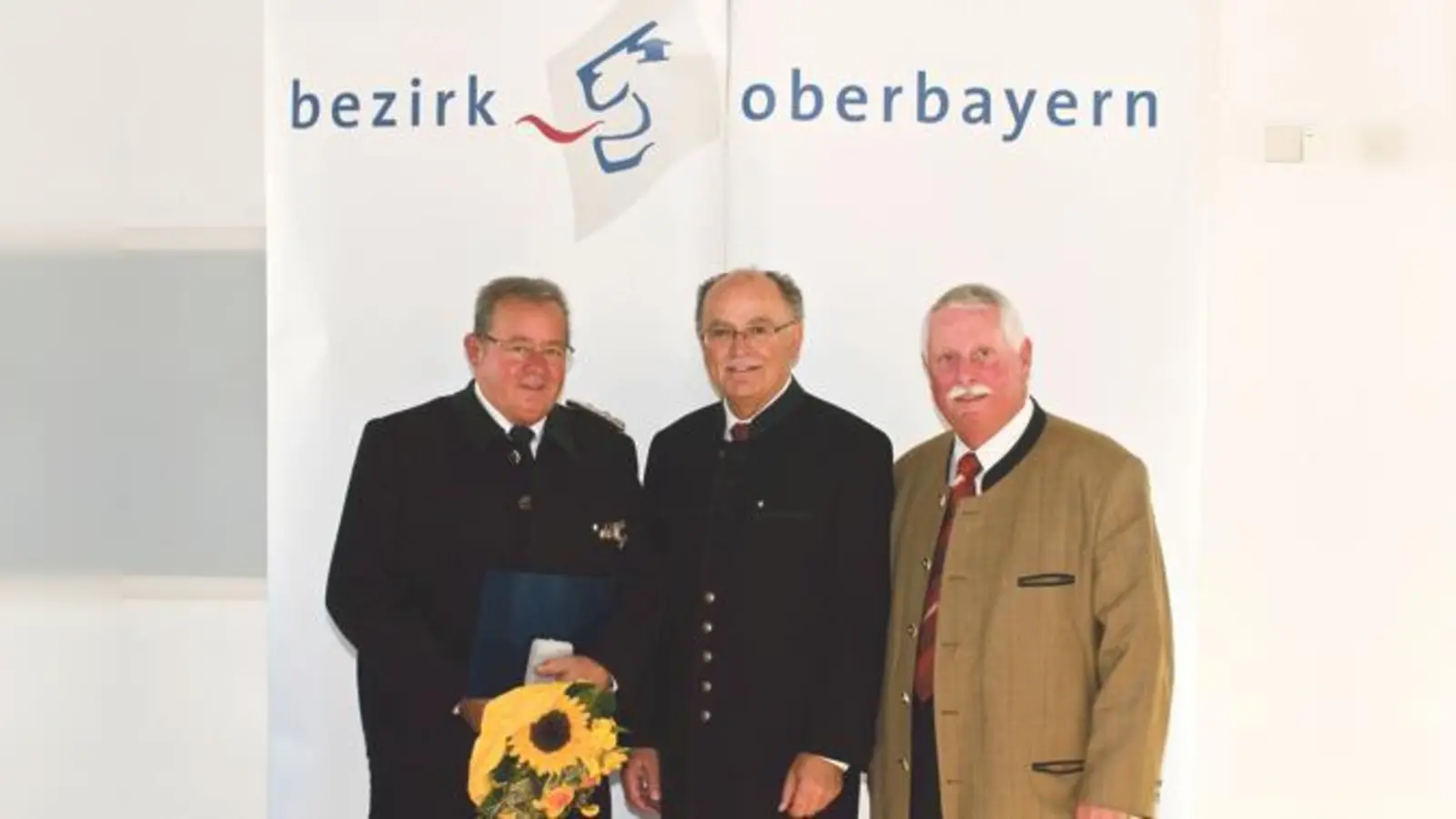 Werner (li.) und posthum auch seine Frau Irmgard erhielten von Bezirkstagspräsident Mederer (Mi.) die Bezirksmedaille; rechts Bezirksrat Spitlbauer. 	 (Foto: VA)