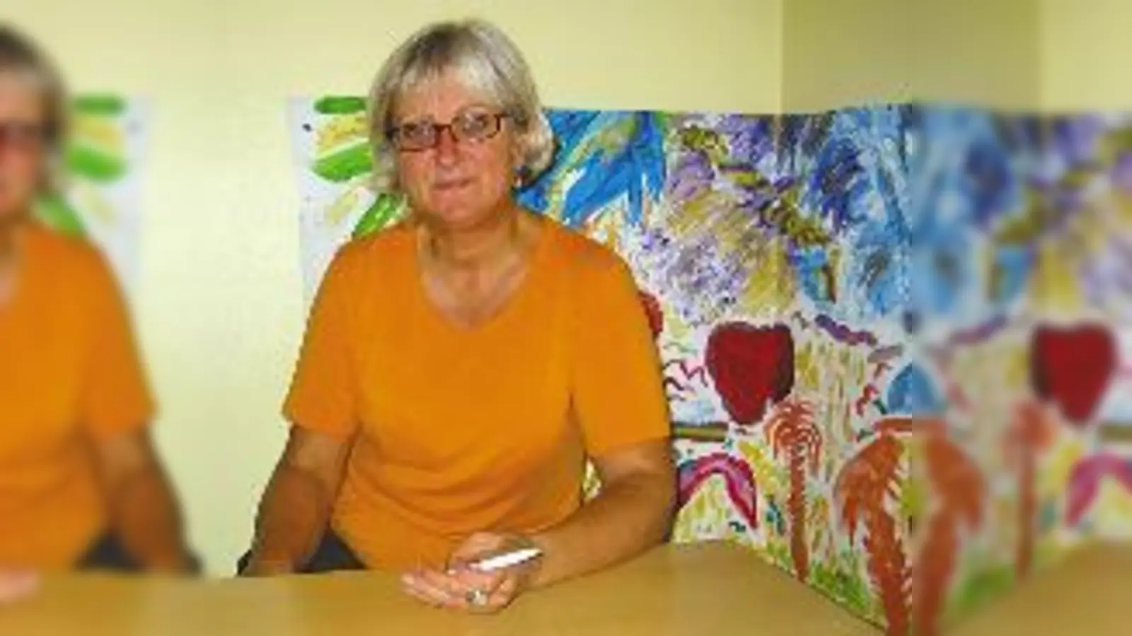 Jutta Schneider leitet das Spielhaus Sophienstraße  und fürchtet wegen neuer Luxusbauten um diese Kinderoase mitten in der quirligen Stadt.	 (Foto: nan)