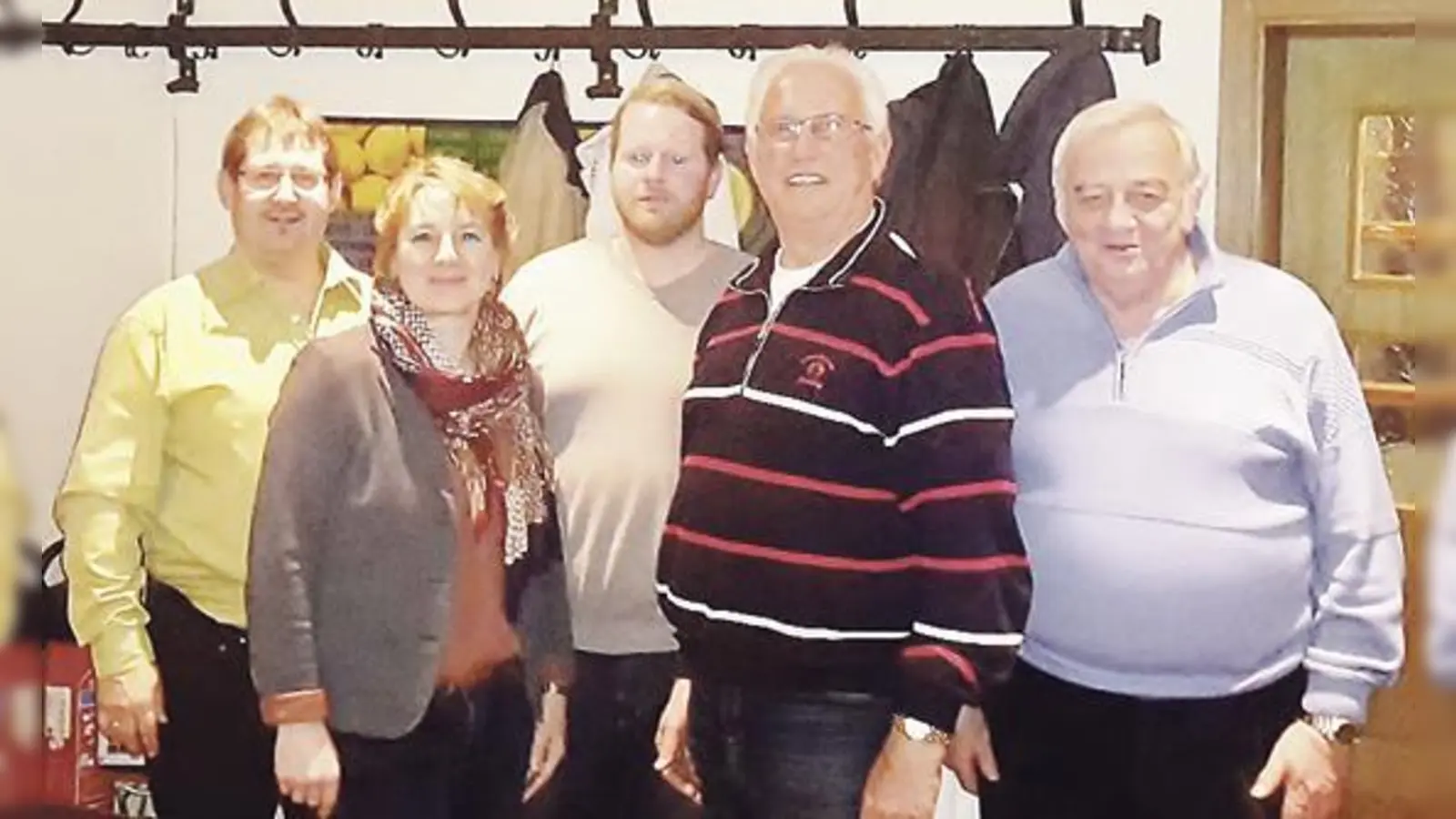 Die Vorstandschaft der Steinhöringer Stockschützen: Anton Schweiger, Marianne Schweiger, Hans Paul jun., Günter Hartl und Hans Huber (v. li.). 	 (Foto: Verein)