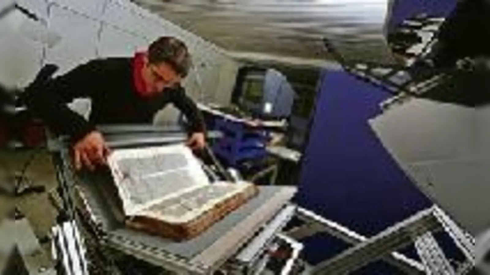 Unter anderem beim Tag der offenen StaBi zu erleben: Wie ein Buch ins Internet  (kommt.Foto: VA)