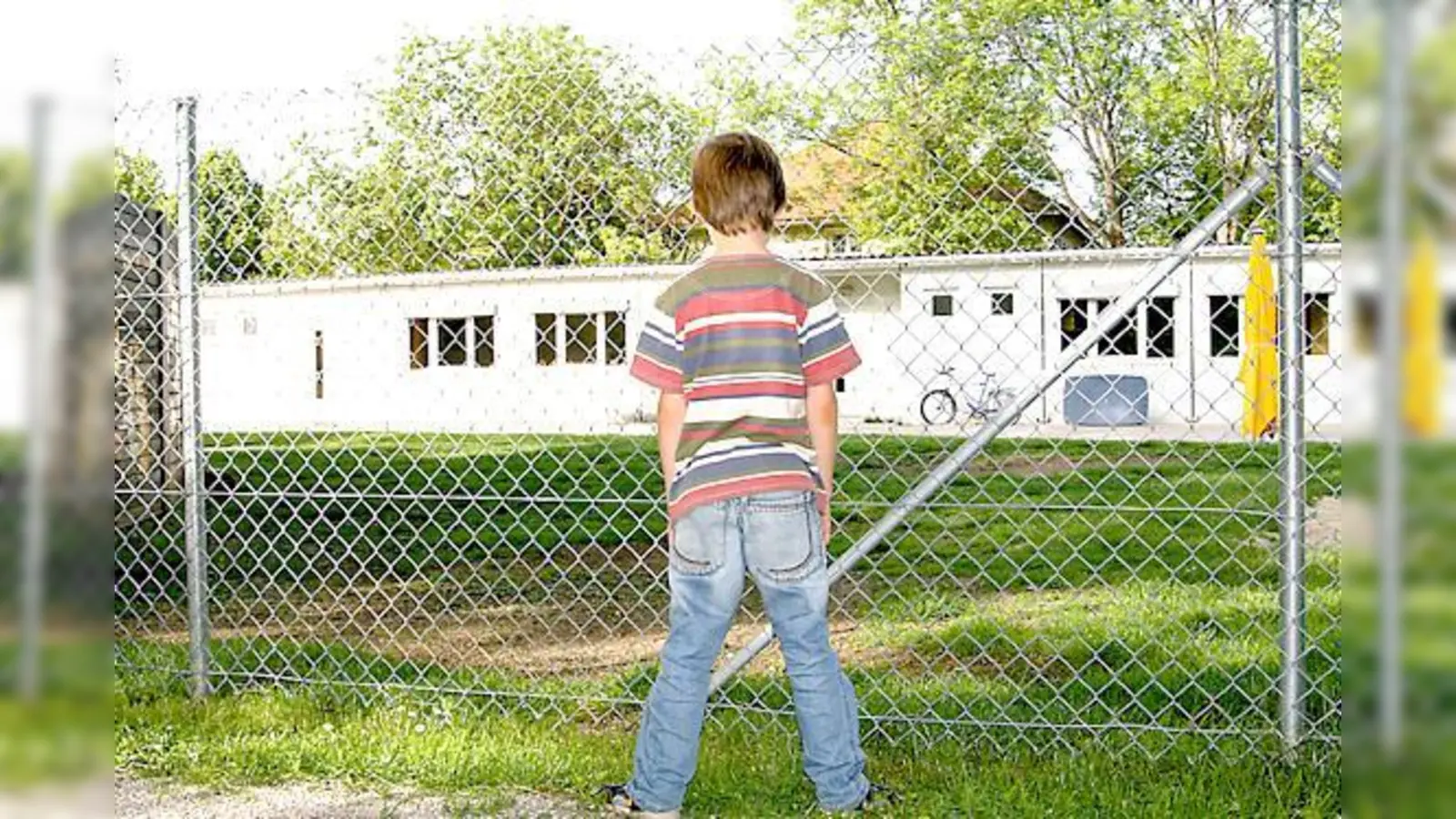 Kein Hortplatz für diesen Jungen? Nicht mehr lange: Bald soll auf der Wiese an der Rotbuchenstraße ein »Haus für Kinder« entstehen.	 (Foto: mst)