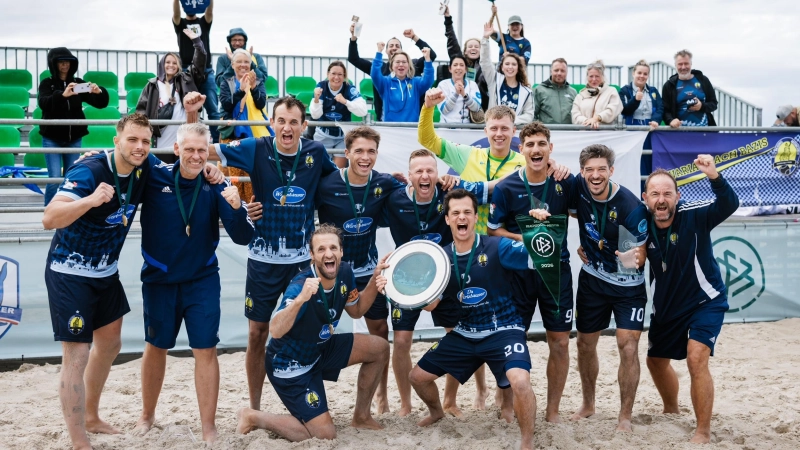 Die Strandfußballer der DJK Pasing jubeln über ihren Erfolg nach einer herausragenden Saison. (Foto: DPA Foto Alliance)