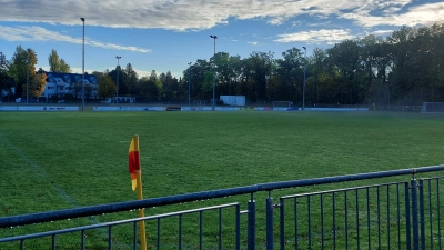 Ein 20-Jähriger fuhr auf der Flucht vor der Polizei auf die Sportanlage des TSV Waldtrudering. (Archivbild: bas)