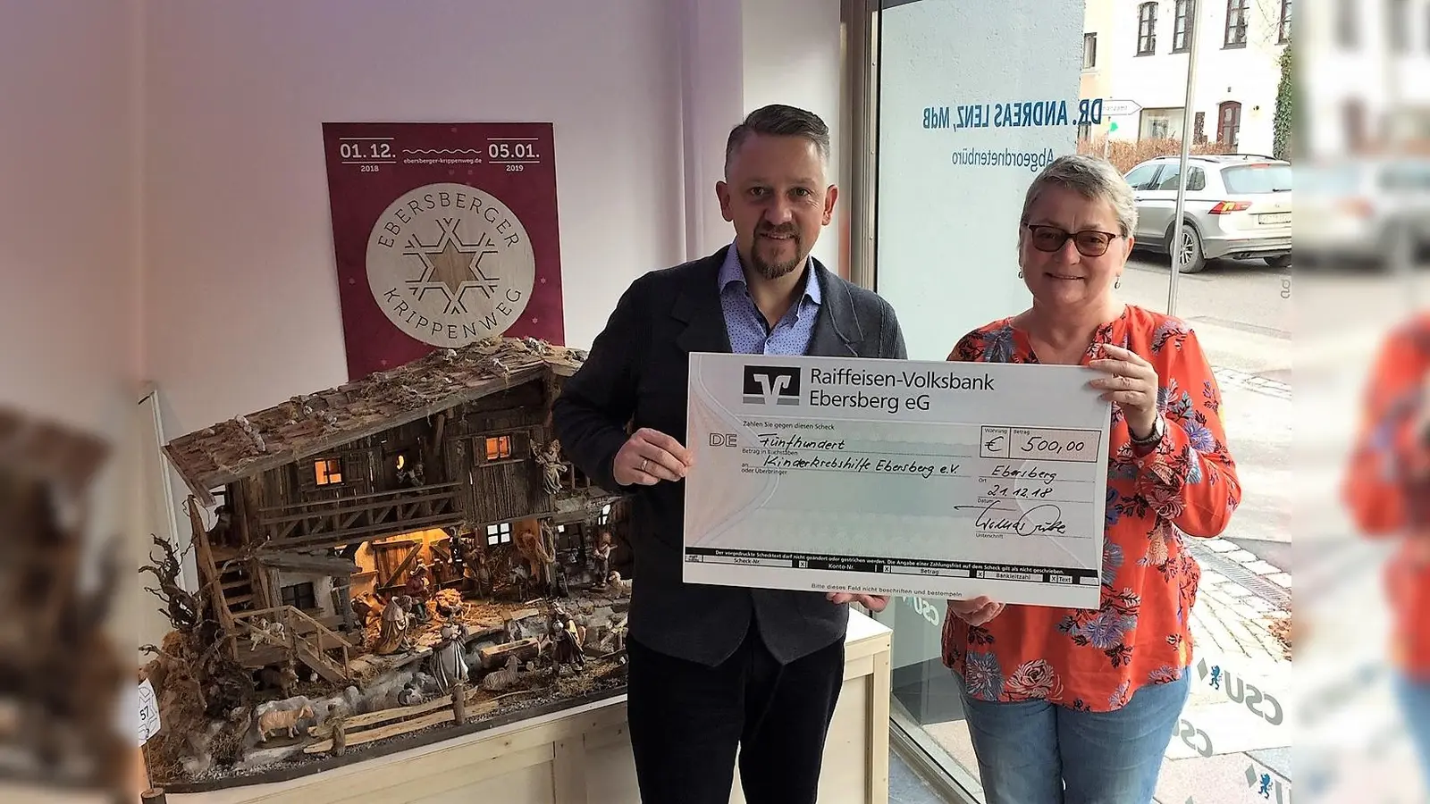 Thomas Huber übergibt den Spendenscheck an die Vorsitzende der Kinderkrebshilfe Helga Bogensperger. (Foto: MdL)