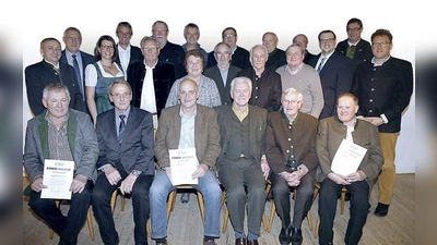 Gruppenfoto mit Urkunden: Die Holzland-CSU feierte die Gründung ihres Ortsverbands vor 40 Jahren und den ebenso langen währenden Einsatz ihrer Mitglieder.	 (Foto: VA)