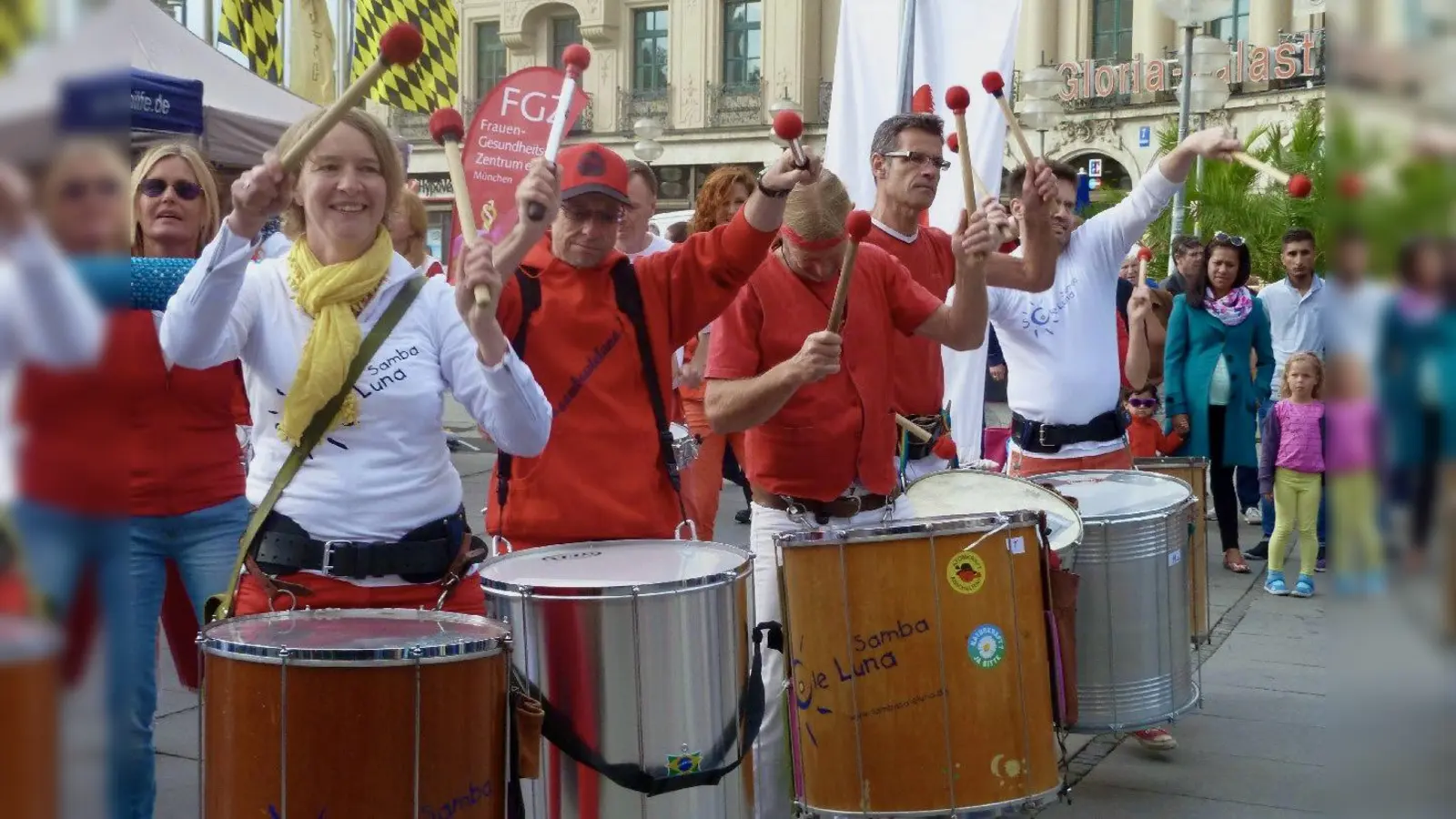 Die Gruppe „Samba Sole Luna” wird beim „SommerFest AllMenzing” ab 16.30 Uhr mit Percussion und Tanz auf dem Oertelplatz für Stimmung sorgen. (Foto: Samba Sole Luna)
