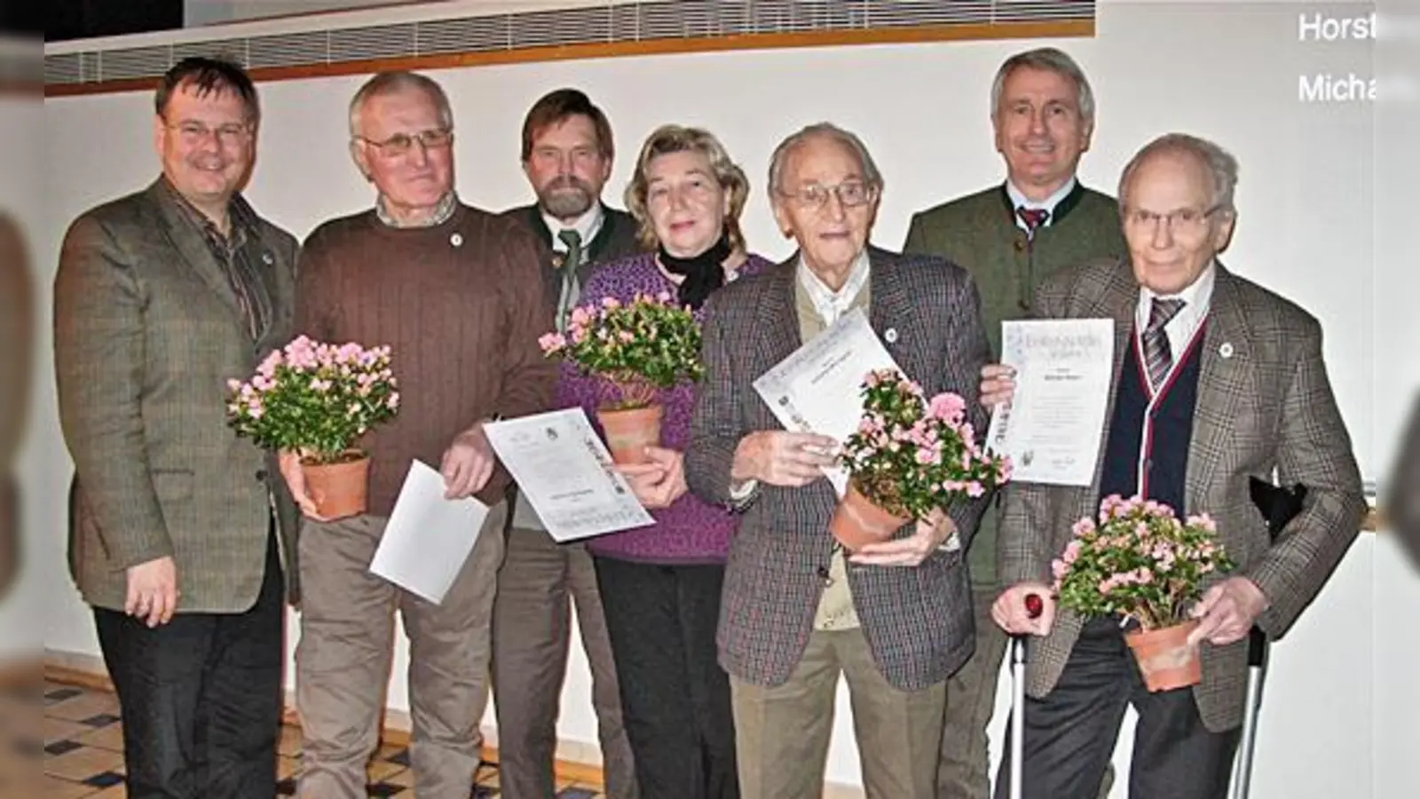 Ehrungen im Gartenbauverein Unterhaching mit Bürgermeister Wolfgang Panzer, Horst Mildner, Bezirkschef Wolfram Vaitl, Rosina Schmucker, Eduard Weingast, Vorsitzender Werner Reindl und Michael Mayer (v. l.). 	 (Foto: VA)