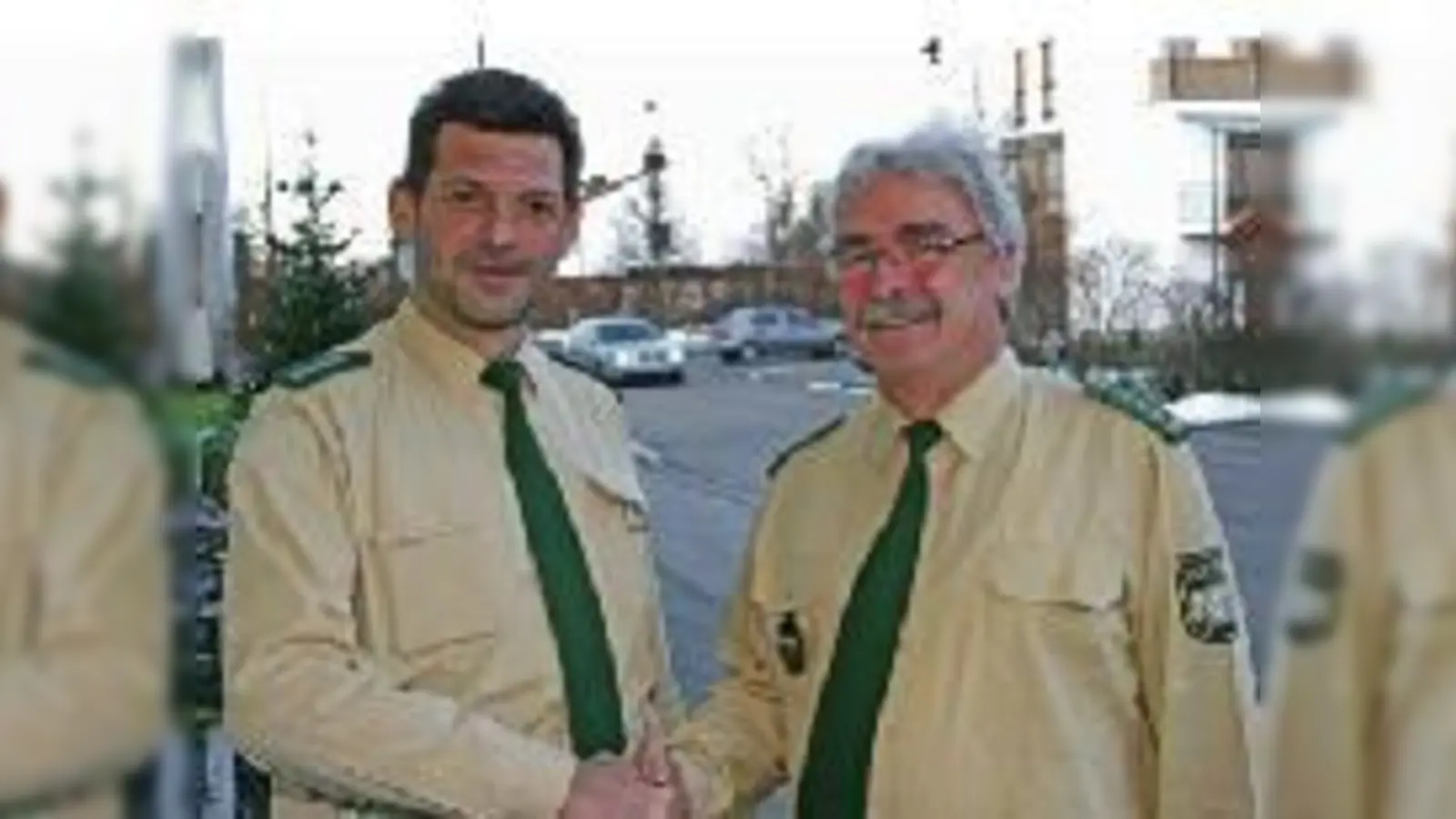 Polizeihauptkommissar Rudolf Hochhard wird von seinem Kollegen Albert Milius (li.) schweren Herzens nach 42 Jahren in den Ruhestand entlassen.  (Foto: pt)