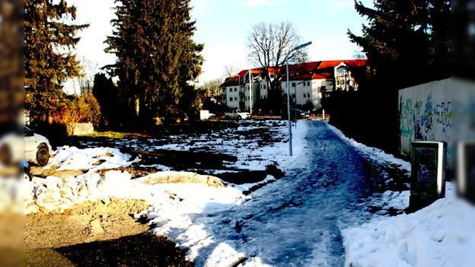 Der ausgebaute Trampelpfad ist schon wieder dicht: Die Stadt ließ schnell Pfosten aufstellen.	  (Foto: Schmidt)