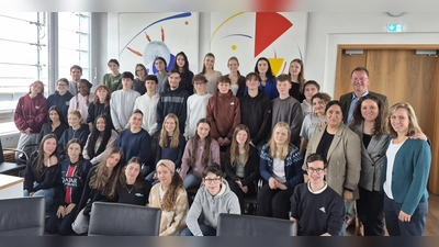 Schülerinnen und Schüler aus Domont und dem MBG mit ihren Lehrerinnen und Oberbürgermeister Andreas Haas (rechts). (Foto: Stadt Germering)