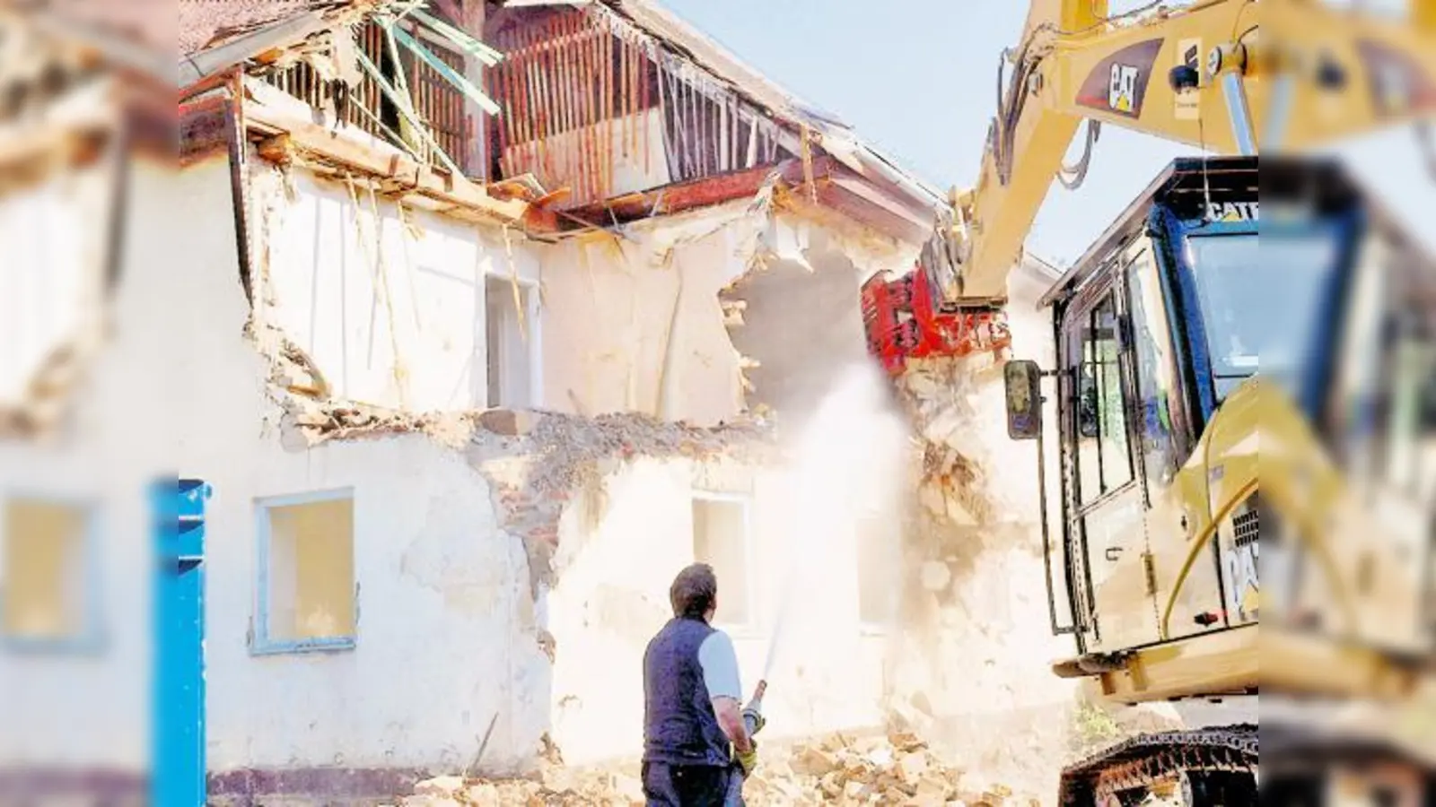 Vergangene Woche versetzte die Abrissbirne dem Setzerhof den Todesstoß  doch er wird bis Herbst 2011 wiederauferstehen.	 (Foto: Rammelsberger)