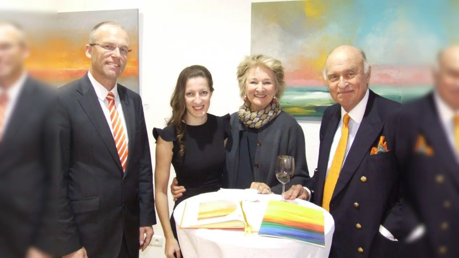 Unser Foto zeigt die Künstlerin Stephanie von Fürstenberg (2.v.r.) zusammen mit ihrem Cousin Luitwin Gisbert von Boch-Galhau, Patriarch des berühmten Unternehmens Villeroy &amp; Boch (r.), sowie die Gastgeber und Initiatoren Elena und Oliver Adami von REMAX Immobilien in Pasing. (Foto: JK)