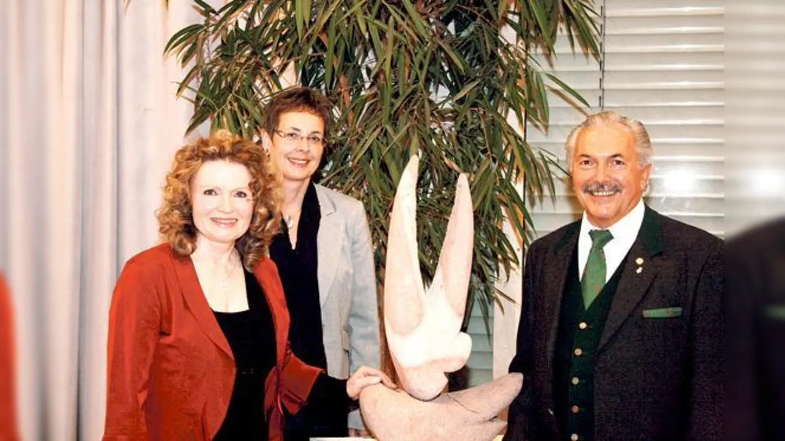 Kunstausstellung und 20-jährige Partnerschaft zwischen Unterschleißheim und Lucka (v.l.): Erika Zuchold, Kathrin Backmann und Rolf Zeitler.  (Foto: sl)