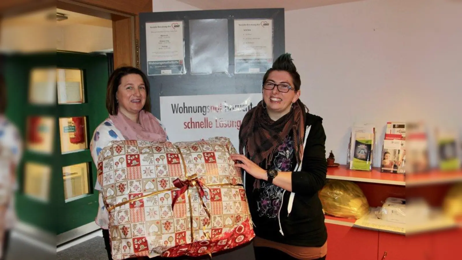 Schnelle und unbürokratische Hilfe fürs Obdachlosenheim: Christine Einhellig (l.) übergibt die Spenden der Martinsrieder Klawotte an Tanja Fees. (Foto: us)