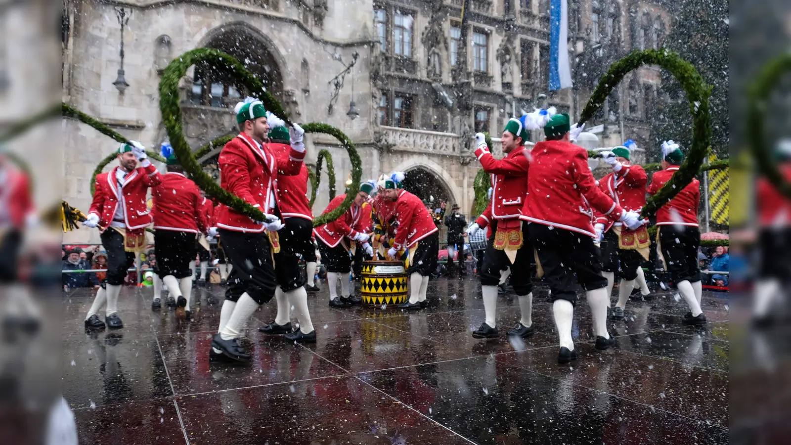 Aber heit is koid...: Am 6. Januar haben die Münchner Schäffler am Marienplatz ihre Tanzsaison eröffnet. (Foto: Robert Bösl)