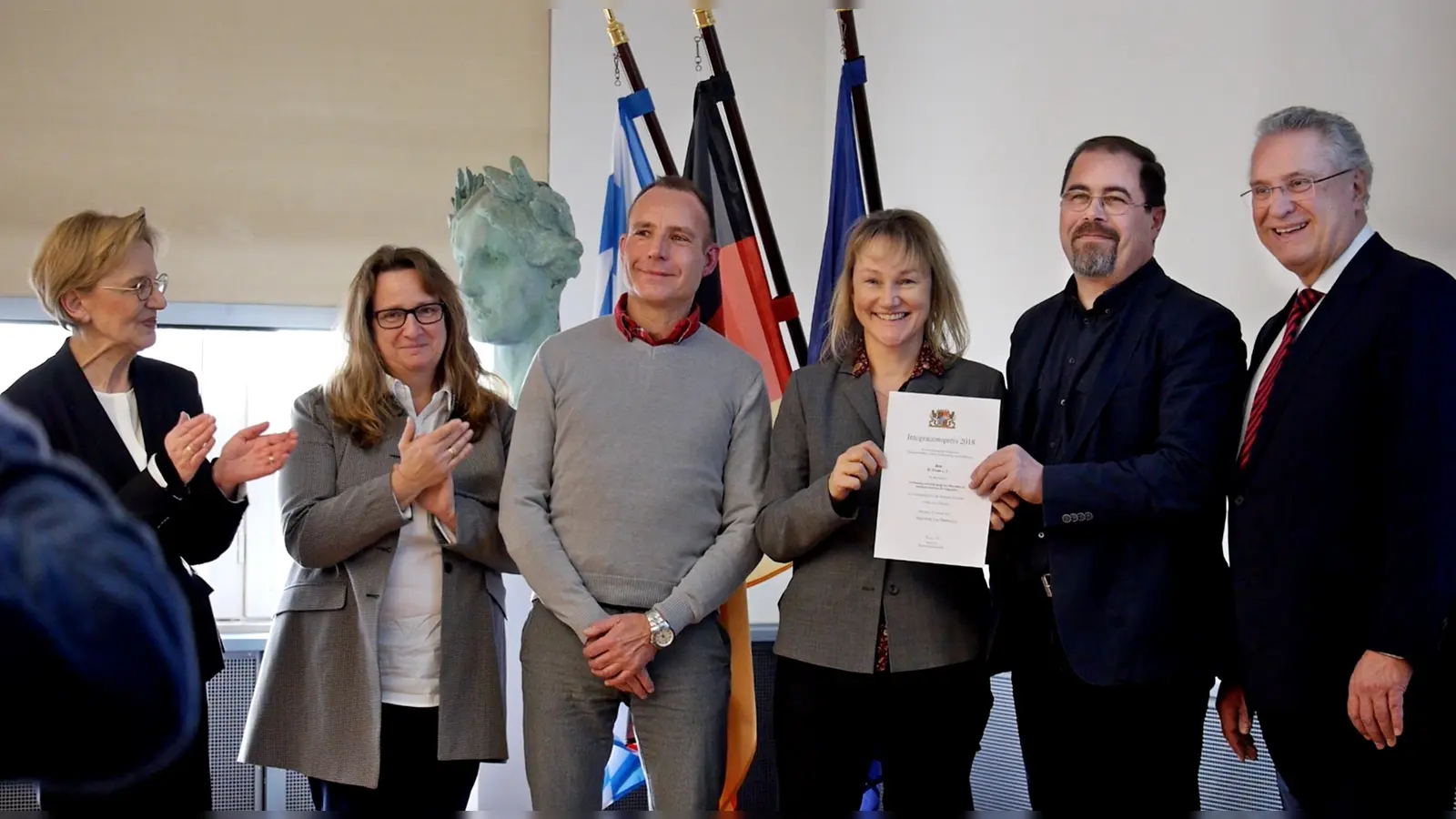 Anerkennung für ihr Projekt erhielten Monika Zanner (3. v. re.), Vaceslav Bairaktar-Link (2. v. re.) und Torsten Sowa (3. v. li., alle H-TEAM e.V.) von Staatsminister Joachim Herrmann (re.), Regierungspräsidentin Maria Els und Stadträtin Alexandra Gaßmann (v. li.). (Foto: Clara Apfelpflücker)