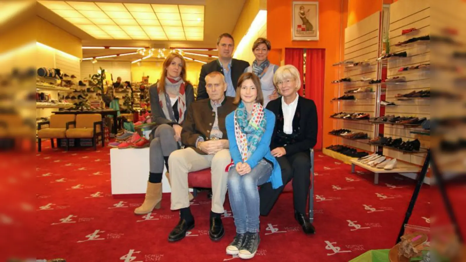 Starke Familienbande: Im Starnberger Schuhhaus Linse hat jede Generation Mitsprache- und Gestaltungsrecht. V.l. Christine, Hans sen., Hans jun., Julia, Sabine und Petra Linse. (Foto: US)