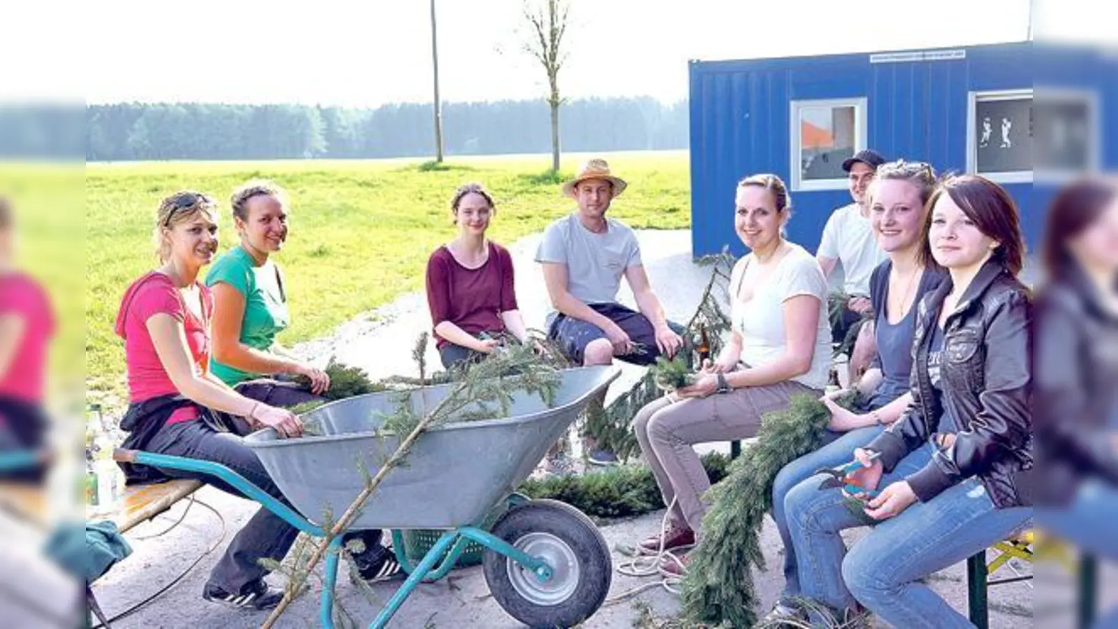 Per Hand wird der Kranz für den Maibaum in Wettlkam gebunden. Hilfe bekommen die Wettlkamer Burschen dabei von den Otterfinger Madln.	 (Foto: hw)