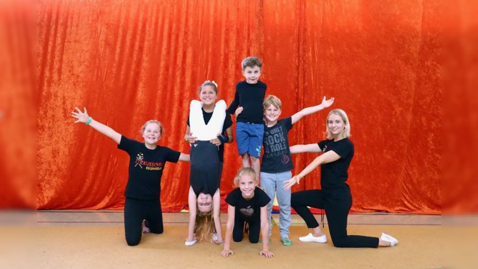 Nadine Redlich (rechts), Dozentin der Zirkusschule Regensburg, hat mit den Kindern der Grundschule an der Eversbuschstraße unter anderem Artistik geübt. (Foto: privat)