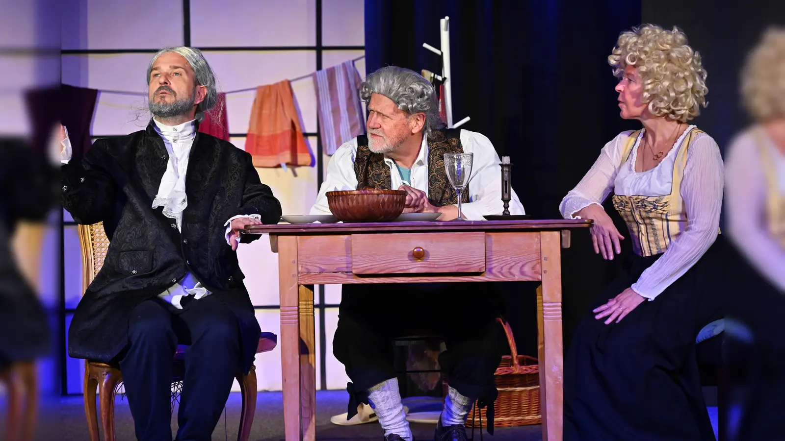 Shakespeare persönlich kümmert sich um das Schicksal seiner Theaterfiguren, Romeo und Julia.  (Foto: © Regine Heiland)