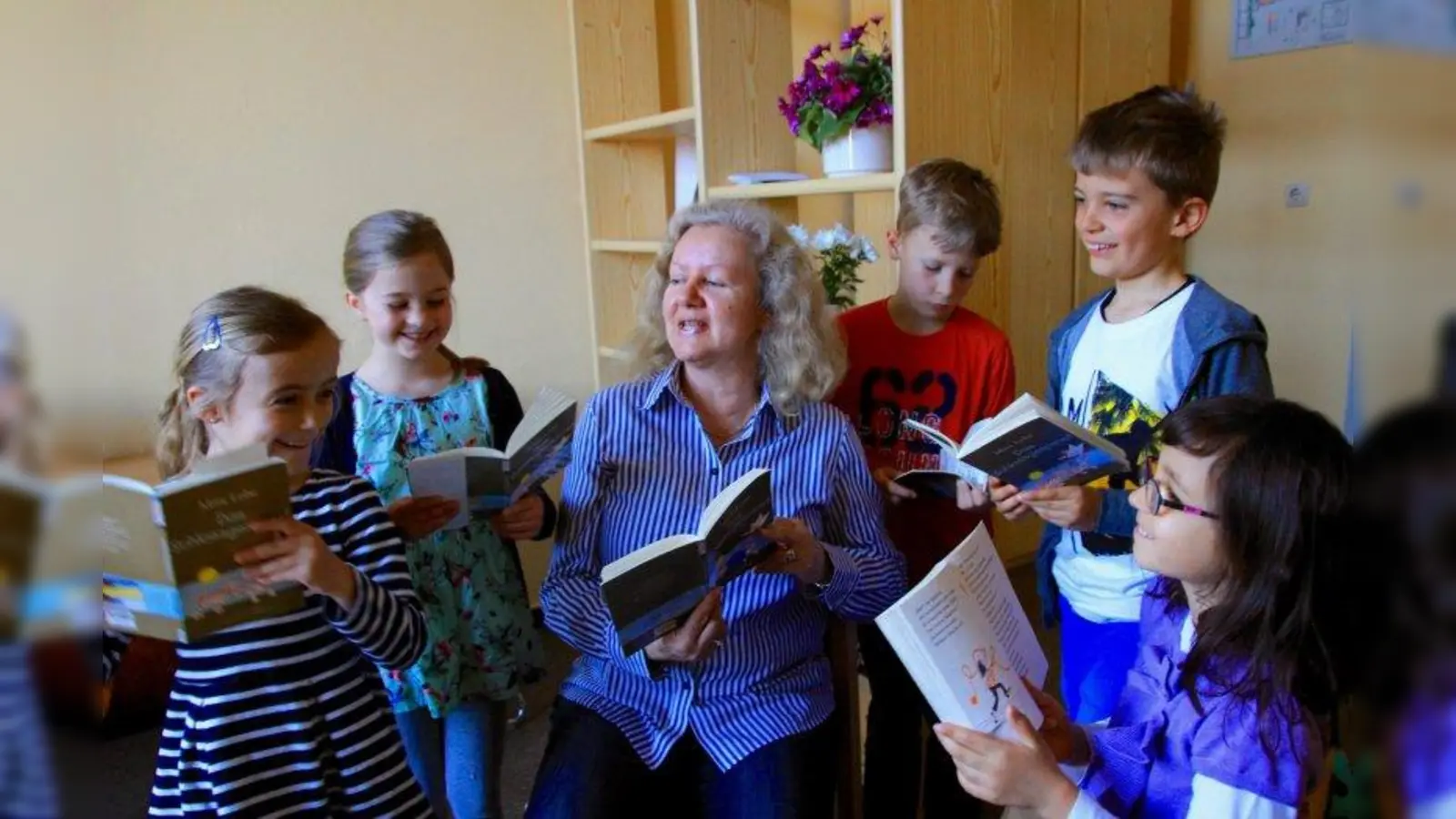 Silvia Hartel ist seit „ganz vielen Jahren” Lesepatin an der Grundschule Planegg und wird Woche für Woche mit Spannung von den Kindern erwartet. (Foto: us)